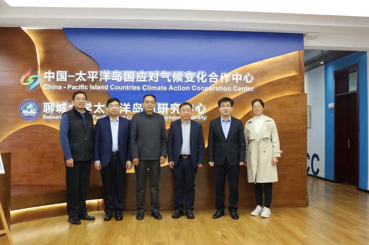 区域国别研究与区域国别学人才培养学术研讨会在第一版主
举行